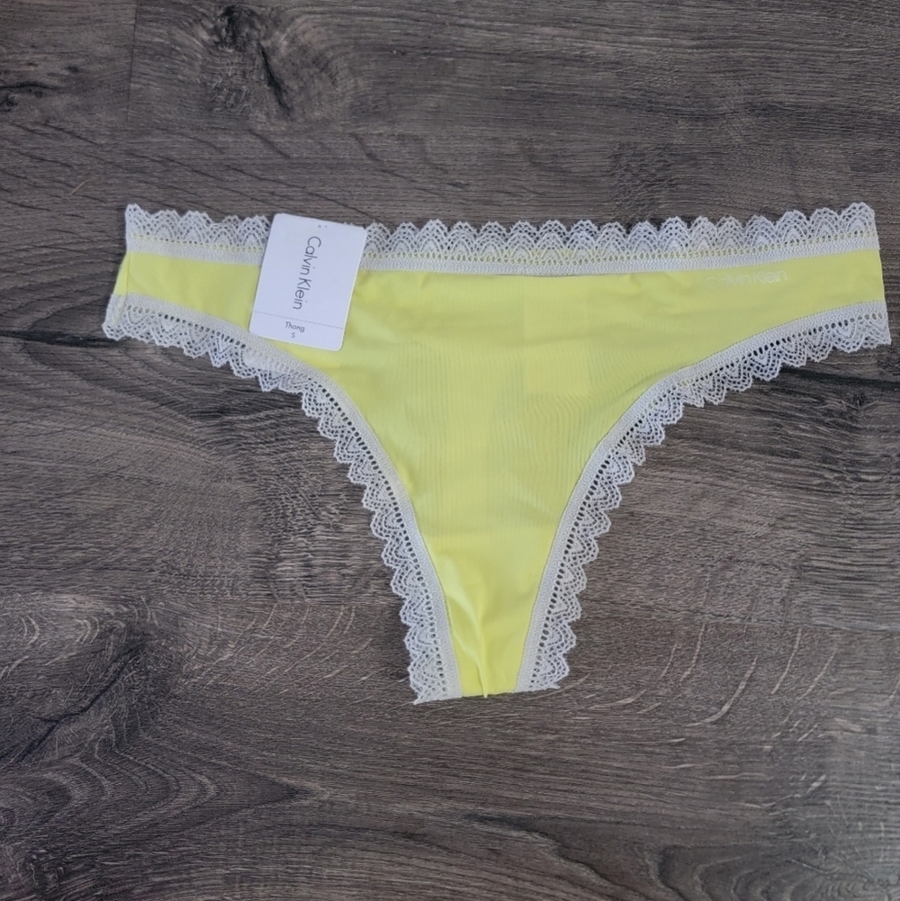Women's Calvin Klein thong size S NWT